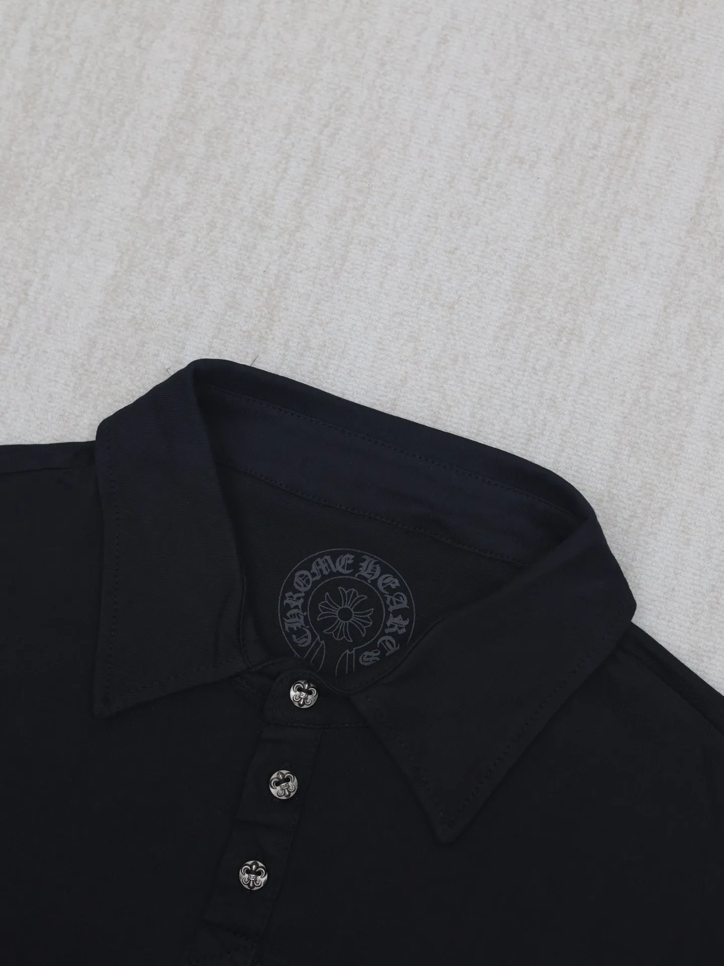 🅿️310 Come Hearts*/Cro Hearts 25SS Sanskrit printed polo shirt. The fabric is made of custom-woven and dyed 220g pure cotton. It has a soft and waxy feel. The upper body is very skin-friendly. Versatile and simple. The neckline and chest are printed with imported ink three-dimensional printing. There is no difference in size and position. Customized silver-plated buttons. Full set of accessories. Size: S/M/L/XL